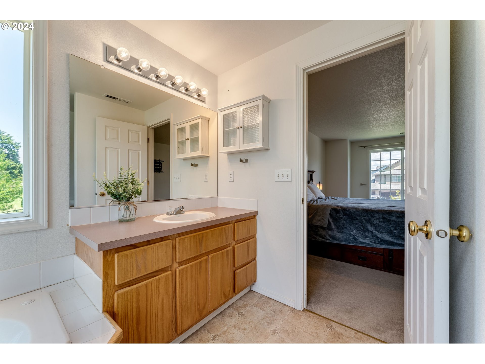 805 Raven Drive Ridgefield, WA 98642 - Photo 23 of 35 a bathroom with a sink and a mirror