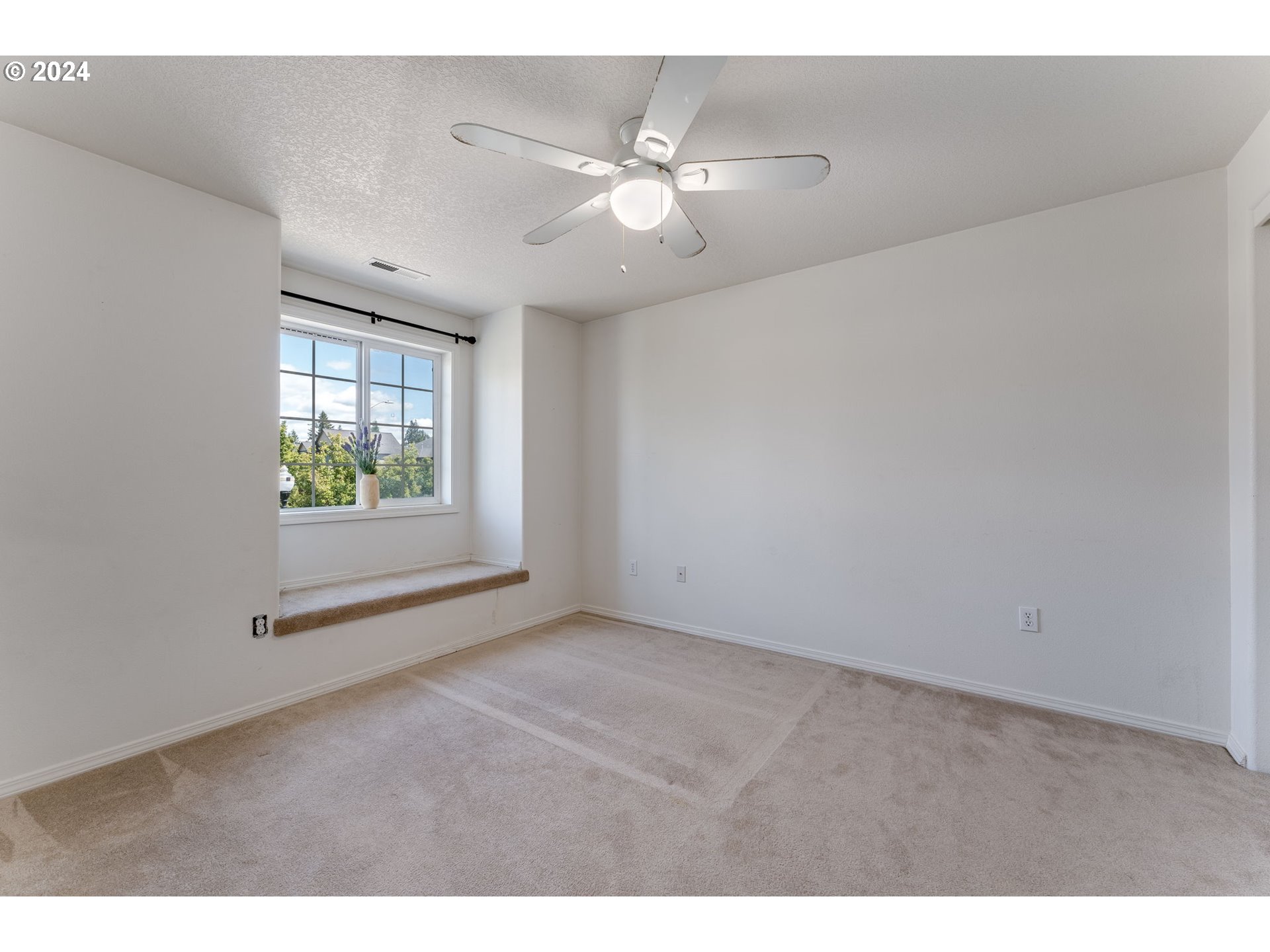 805 Raven Drive Ridgefield, WA 98642 - Photo 24 of 35 a view of an empty room with a window