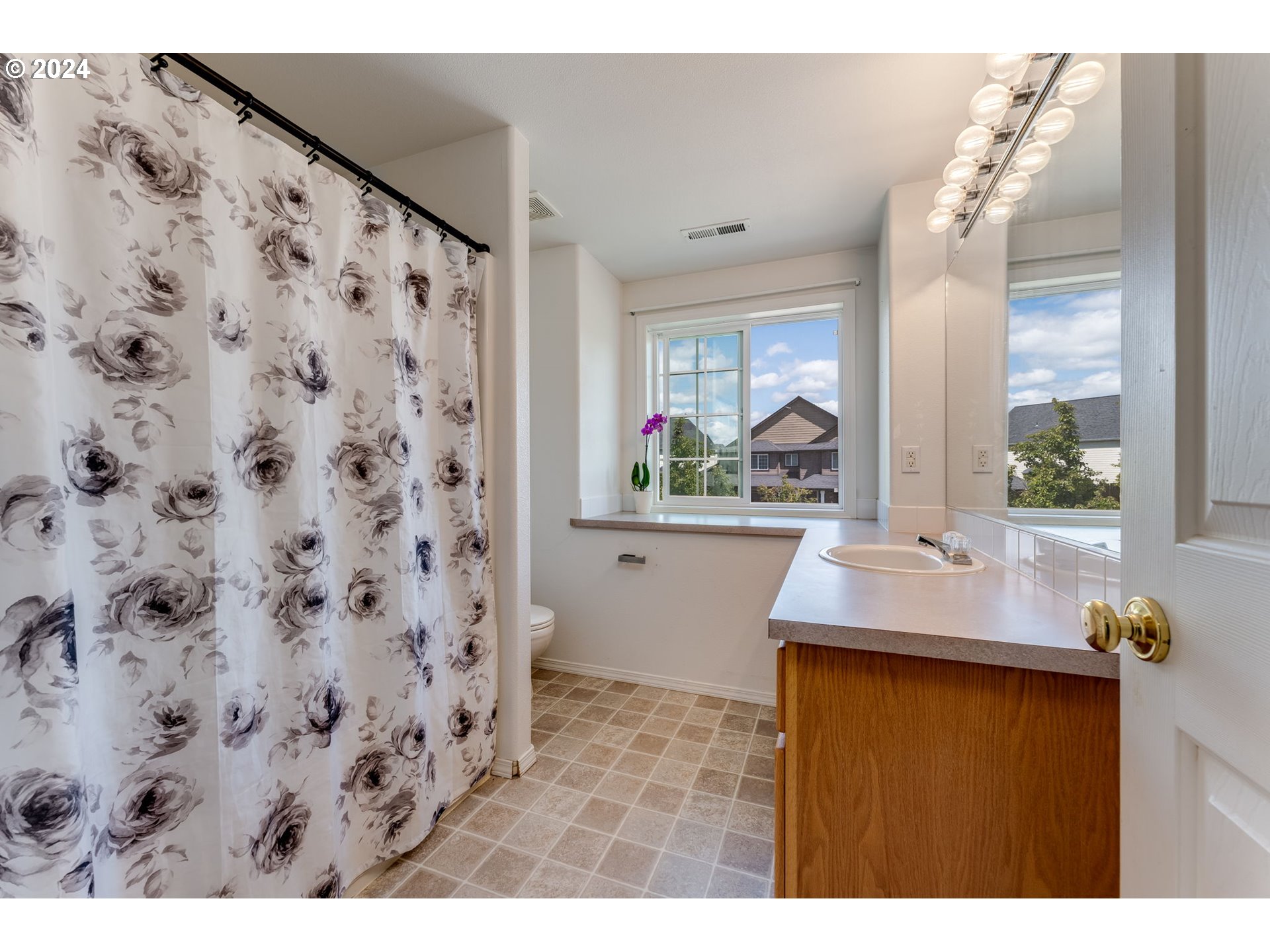 805 Raven Drive Ridgefield, WA 98642 - Photo 26 of 35 a bathroom with a sink and a mirror