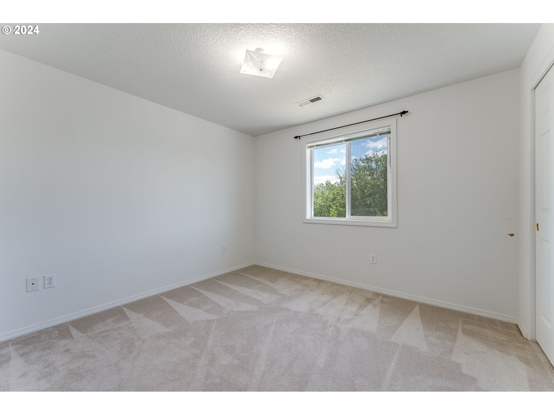 805 Raven Drive Ridgefield, WA 98642 - Photo 27 of 35 an empty room with windows
