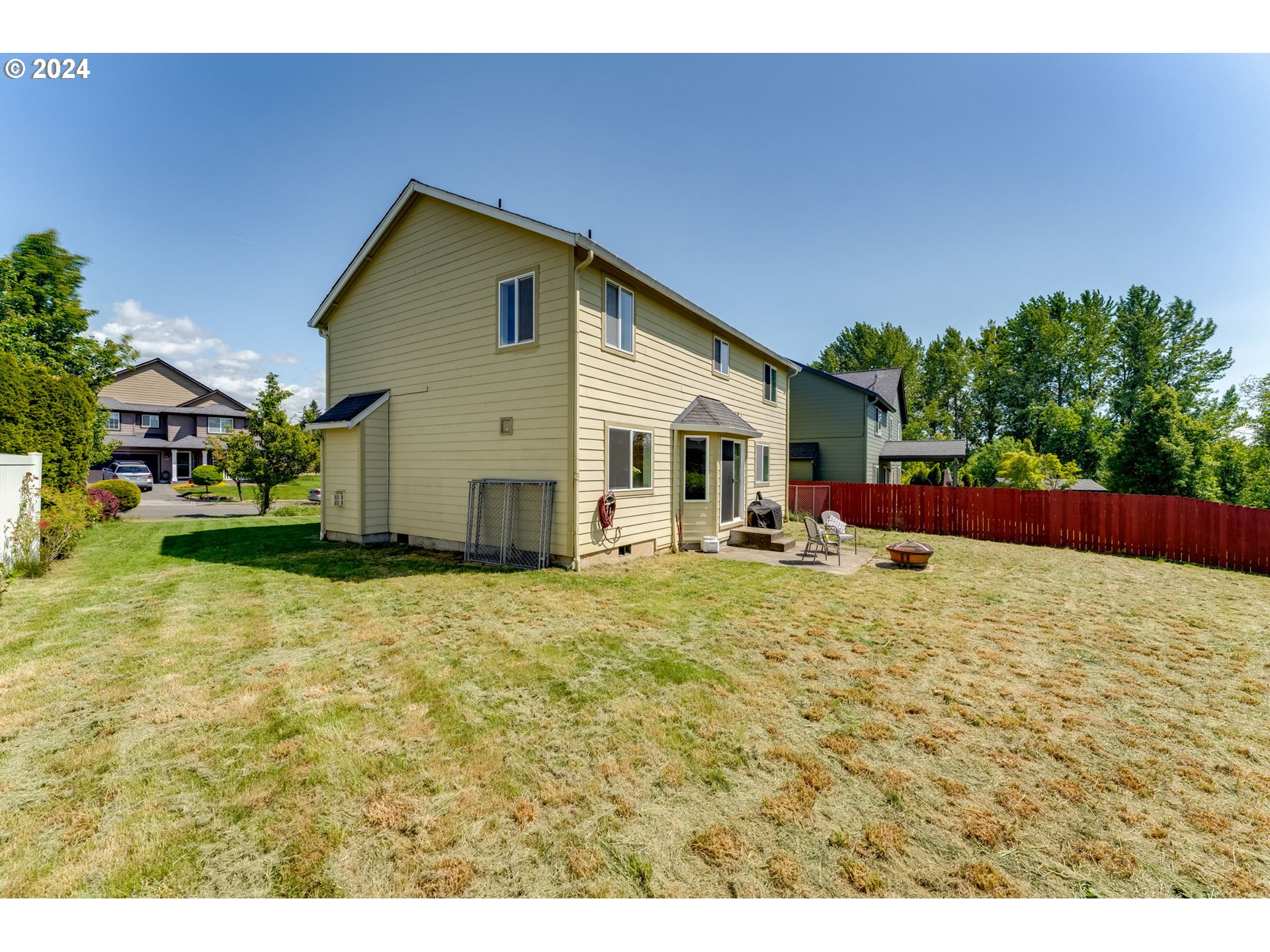 805 Raven Drive Ridgefield, WA 98642 - Photo 32 of 35 a backyard of a house with table and chairs under an umbrella