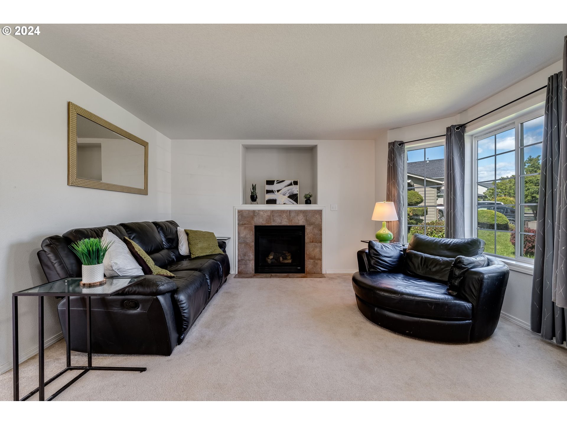 805 Raven Drive Ridgefield, WA 98642 - Photo 5 of 35 a living room with furniture and a fireplace