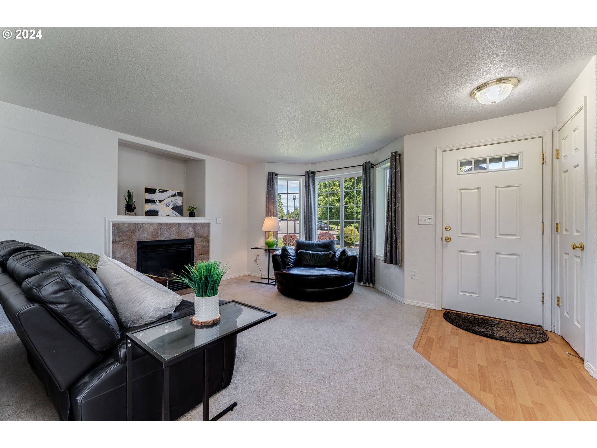 805 Raven Drive Ridgefield, WA 98642 - Photo 6 of 35 a living room with furniture and a fireplace