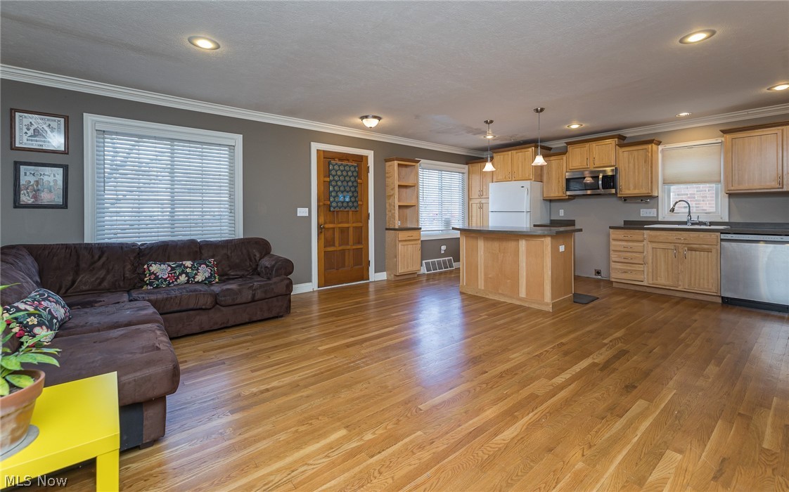 3894 Parkdale Road Cleveland, OH 44121 - Photo 8 of 35