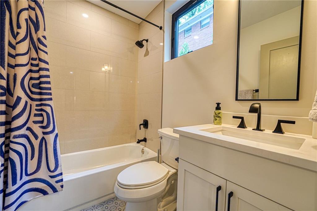 825 Barnett Street Northeast Atlanta, GA 30306 - Photo 38 of 44 a bathroom with a sink a toilet and a bathtub