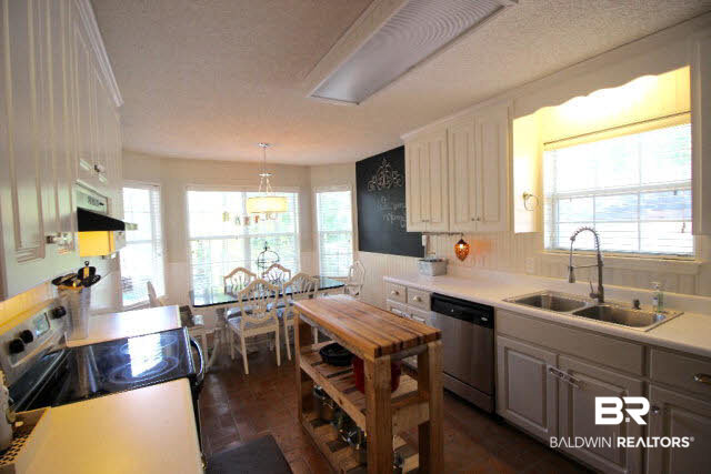 108 Avon Circle East Daphne, AL 36526 - Photo 16 of 46 Kitchen