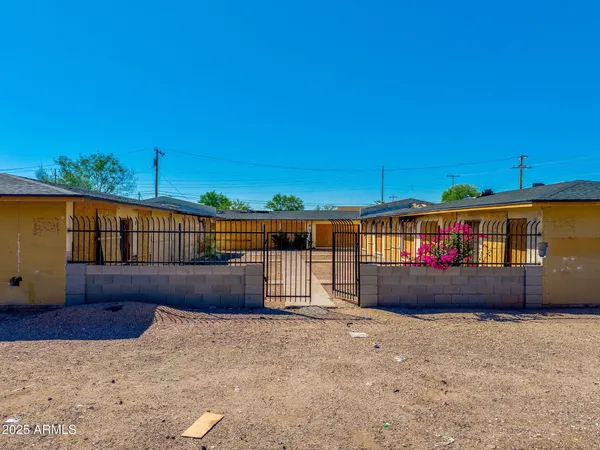 a view of house with a yard