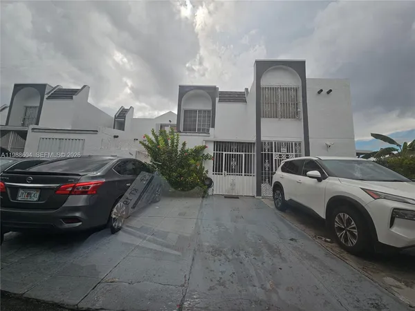 $2,300 | 3890 West 8th Way, Unit 40, Hialeah, FL 33012