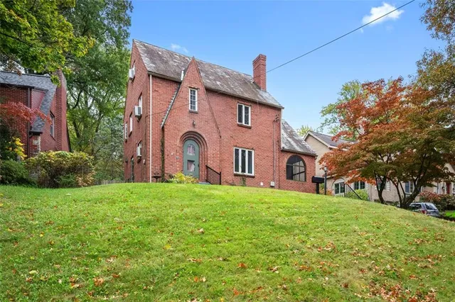 a view of a house with a yard