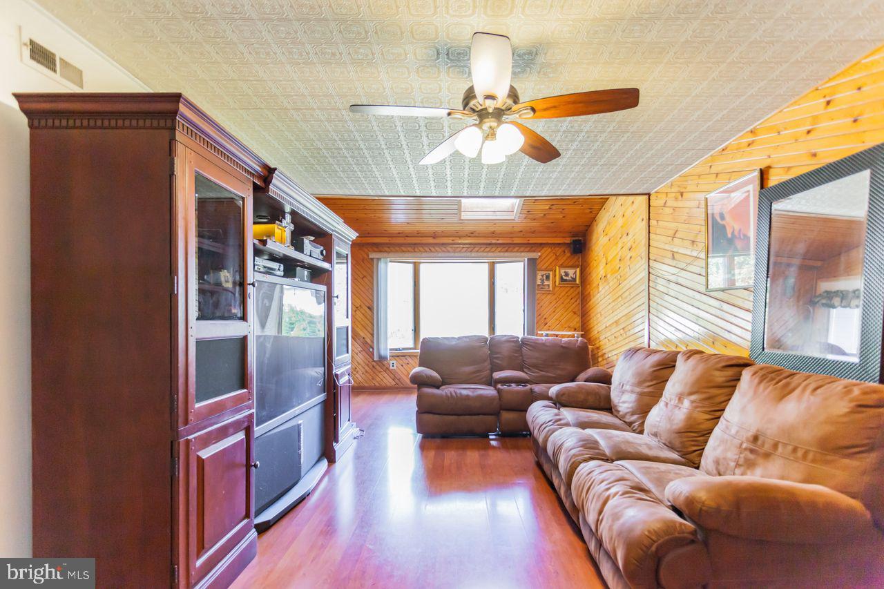 901 West County Line Road Warminster, PA 18974 - Photo 2 of 14 family room