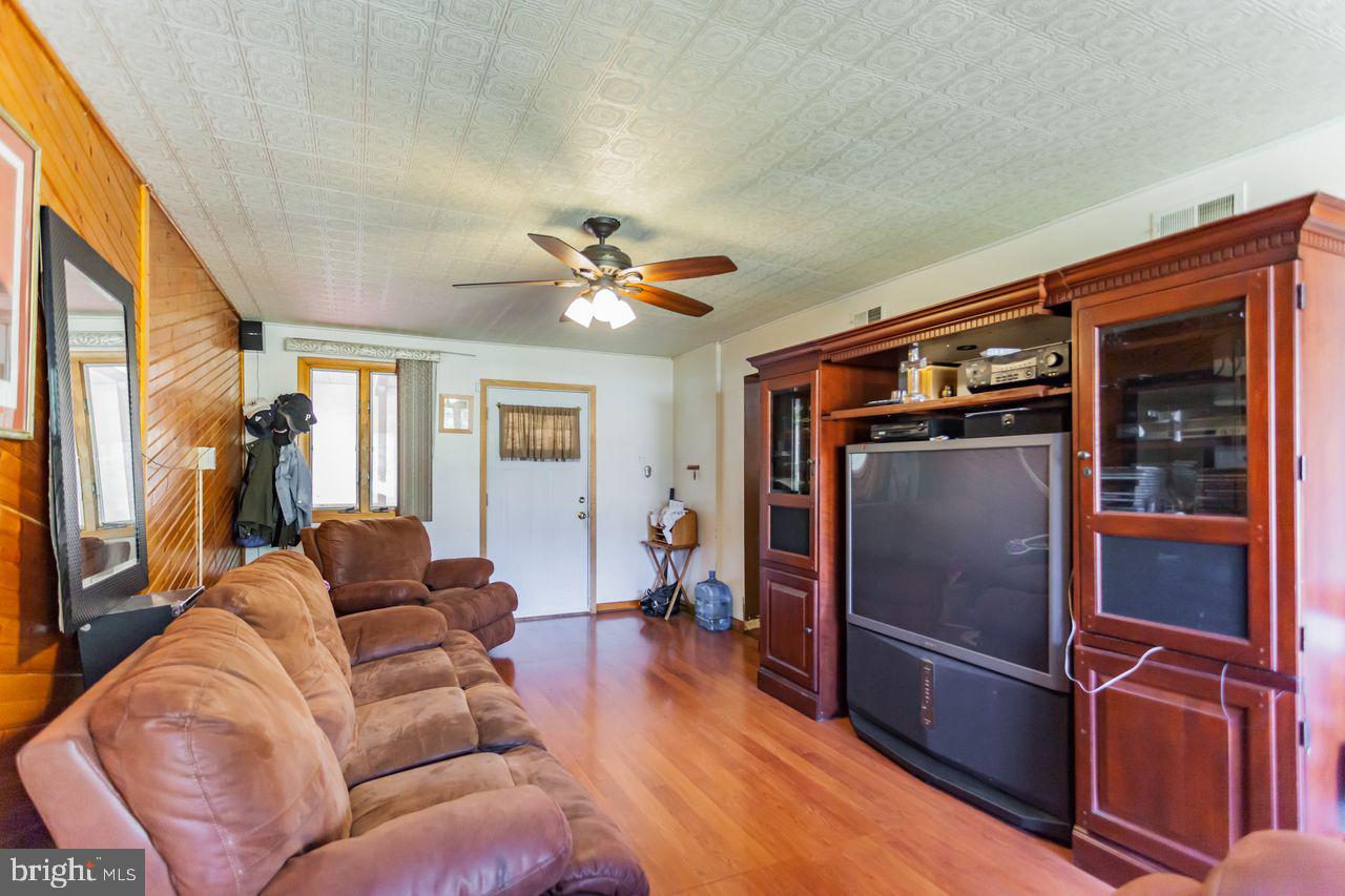 901 West County Line Road Warminster, PA 18974 - Photo 3 of 14 family room