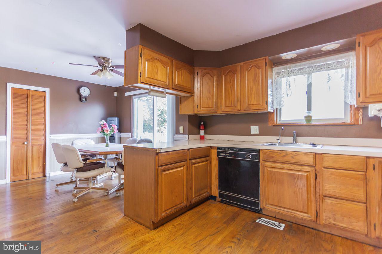 901 West County Line Road Warminster, PA 18974 - Photo 6 of 14 kitchen