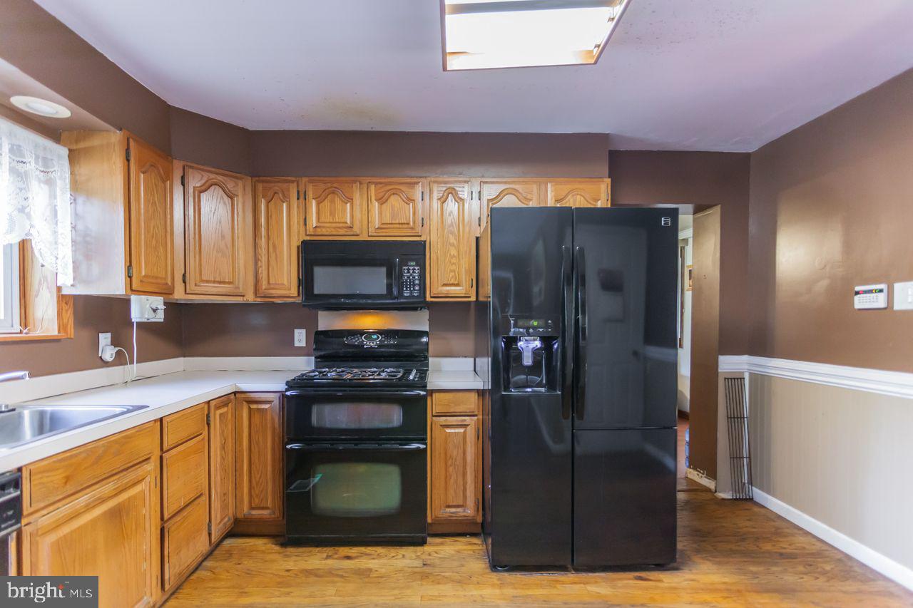 901 West County Line Road Warminster, PA 18974 - Photo 7 of 14 kitchen
