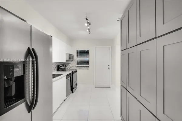 $3,400 | 5655 Northeast 5th Terrace, Oakland Park, FL 33334