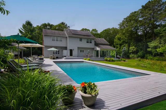 $2,995,000 | 97 Spring Close Highway, East Hampton, NY 11937
