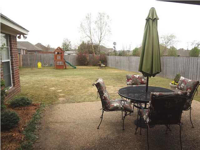318 Kings Ridge Circle Brandon, MS 39047 - Photo 22 of 24 Another view of the yard.