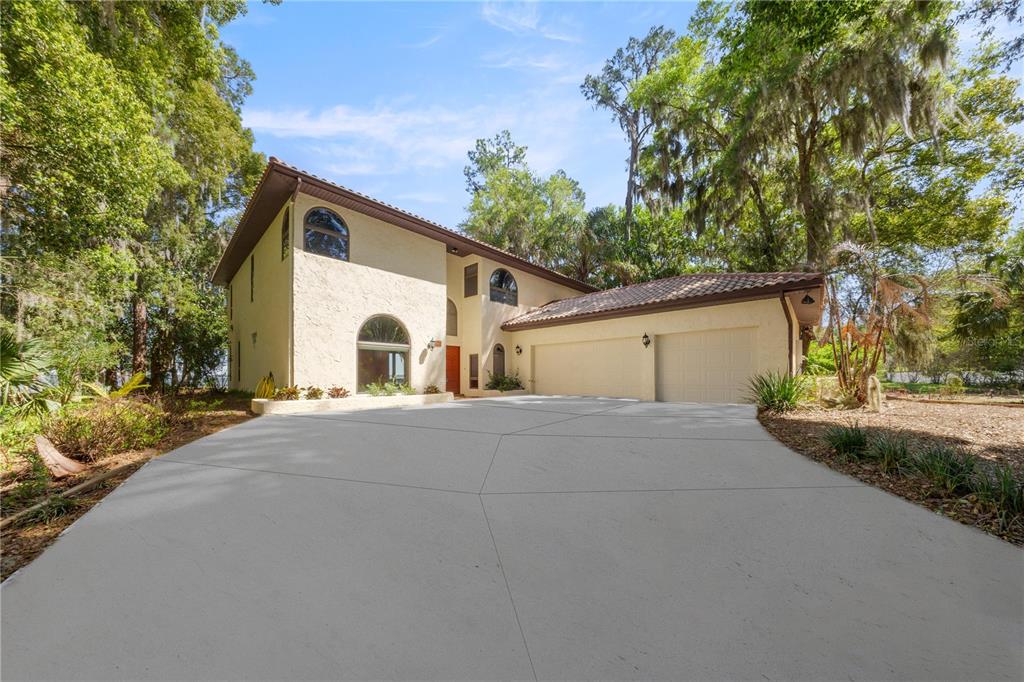 12621 Southeast Sunset Harbor Road Weirsdale, FL 32195 - Photo 3 of 54 a front view of a house with garden