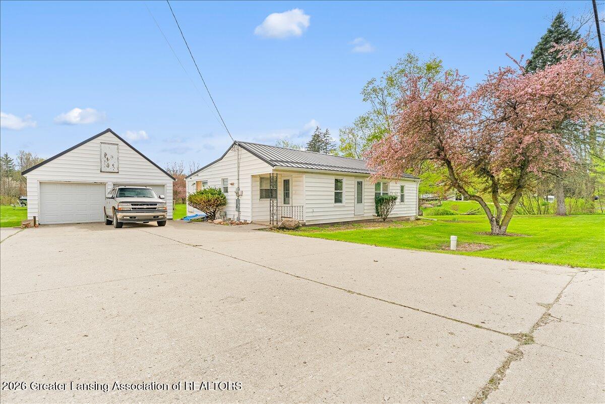 5662 East Clark Road Bath, MI 48808 - Photo 4 of 44 12-Media Jett - 29