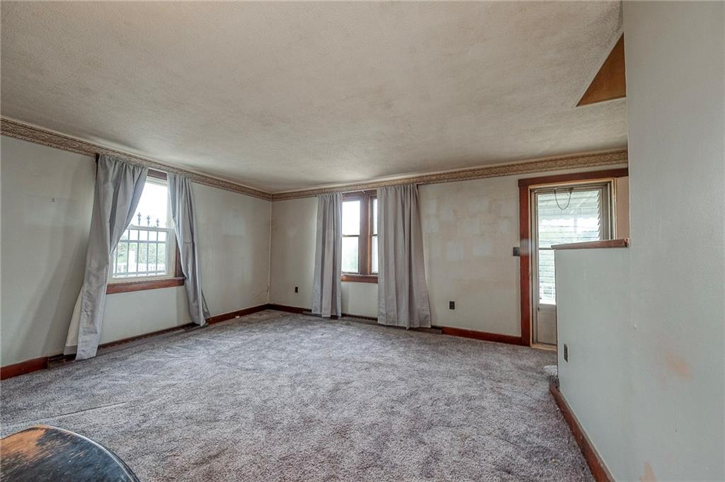 1070 Maple Avenue Washington, PA 15301 - Photo 5 of 28 an empty room with windows