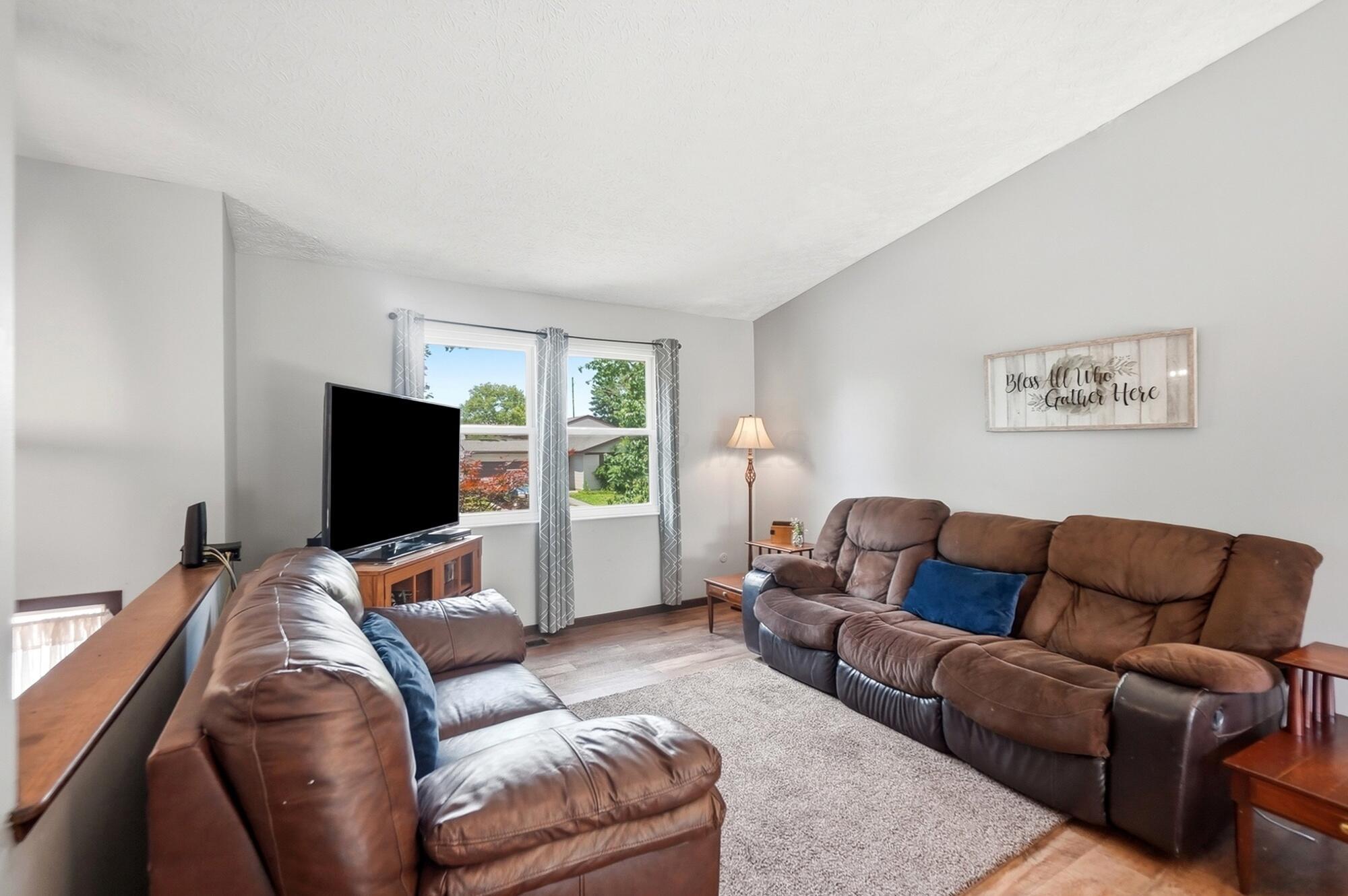 352 Timbercreek Road Reynoldsburg, OH 43068 - Photo 4 of 41 Living Room