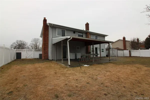 a view of a house with backyard and porch