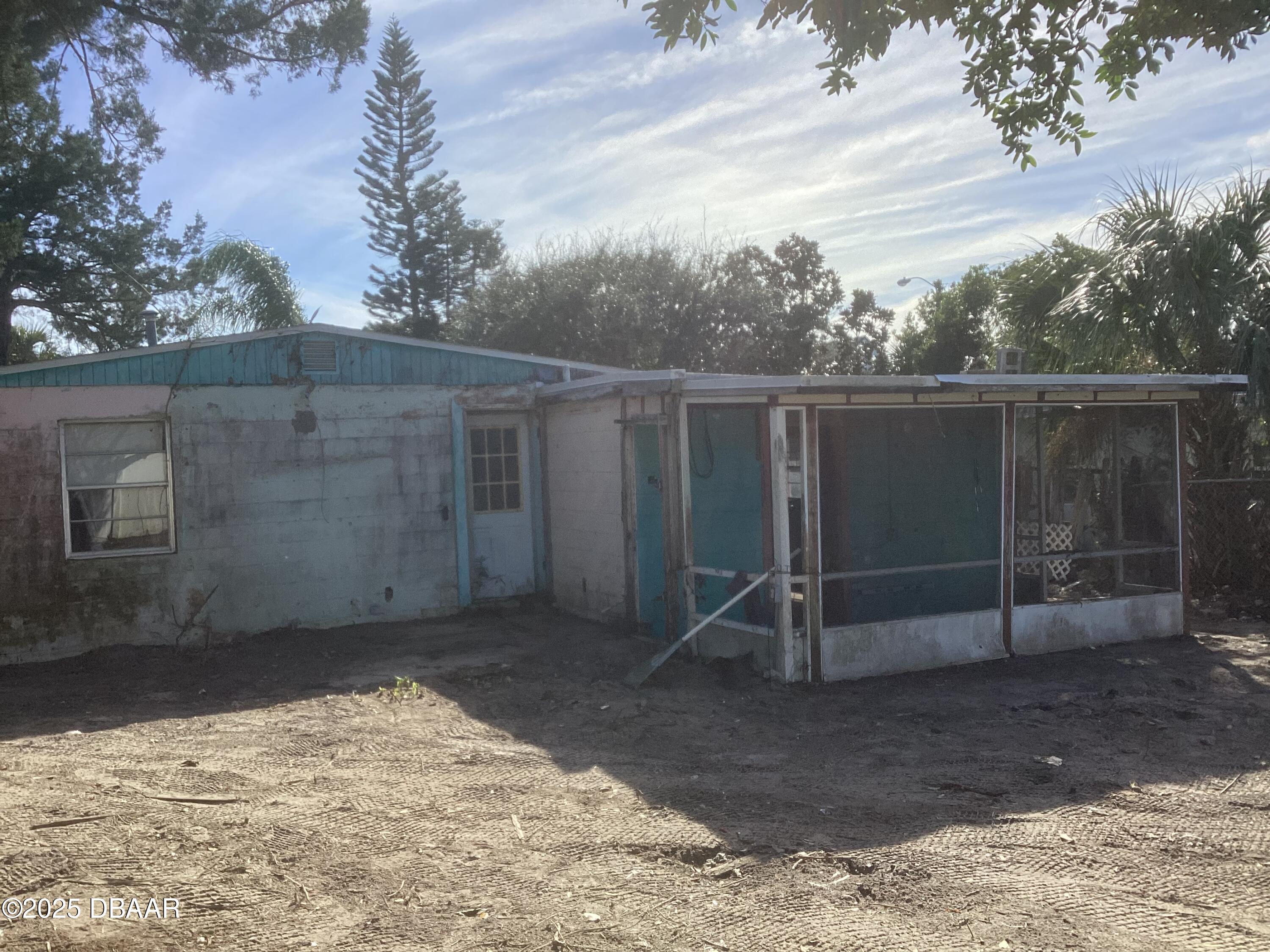 142 Holland Road Ormond Beach, FL 32176 - Photo 7 of 15 a backyard of a house with lots of green space