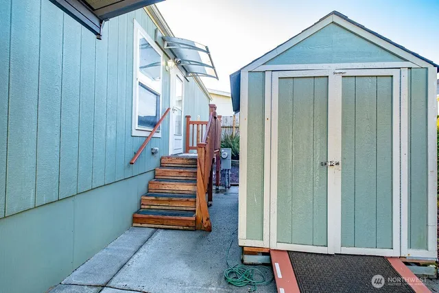 a view of entryway and gallery