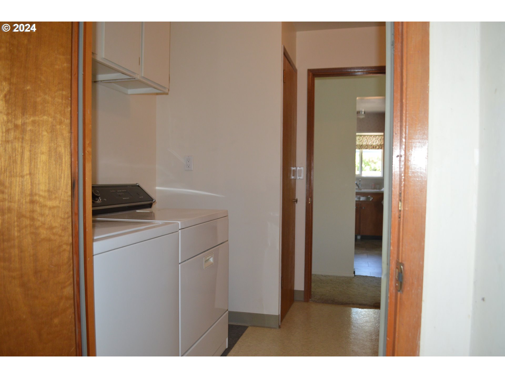 1440 Thompson Road Woodburn, OR 97071 - Photo 15 of 26 Laundry