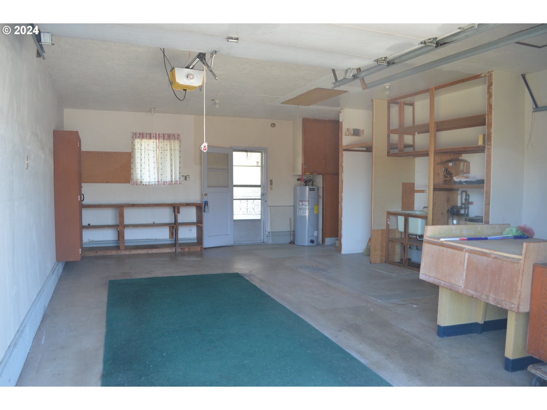 1440 Thompson Road Woodburn, OR 97071 - Photo 19 of 26 Garage