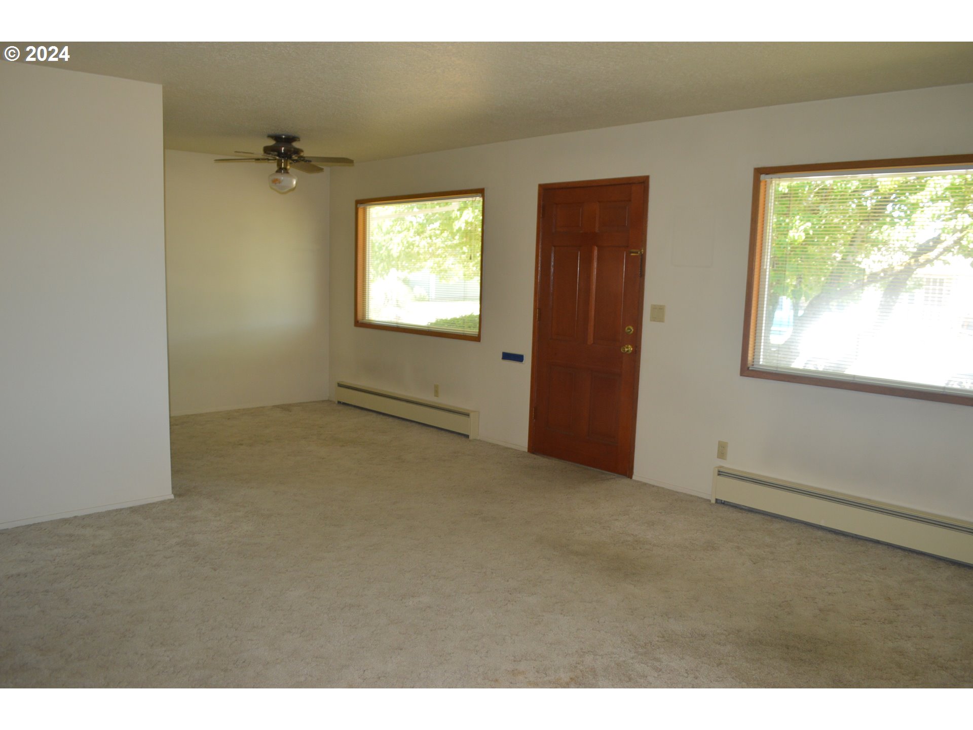 1440 Thompson Road Woodburn, OR 97071 - Photo 2 of 26 Living Room