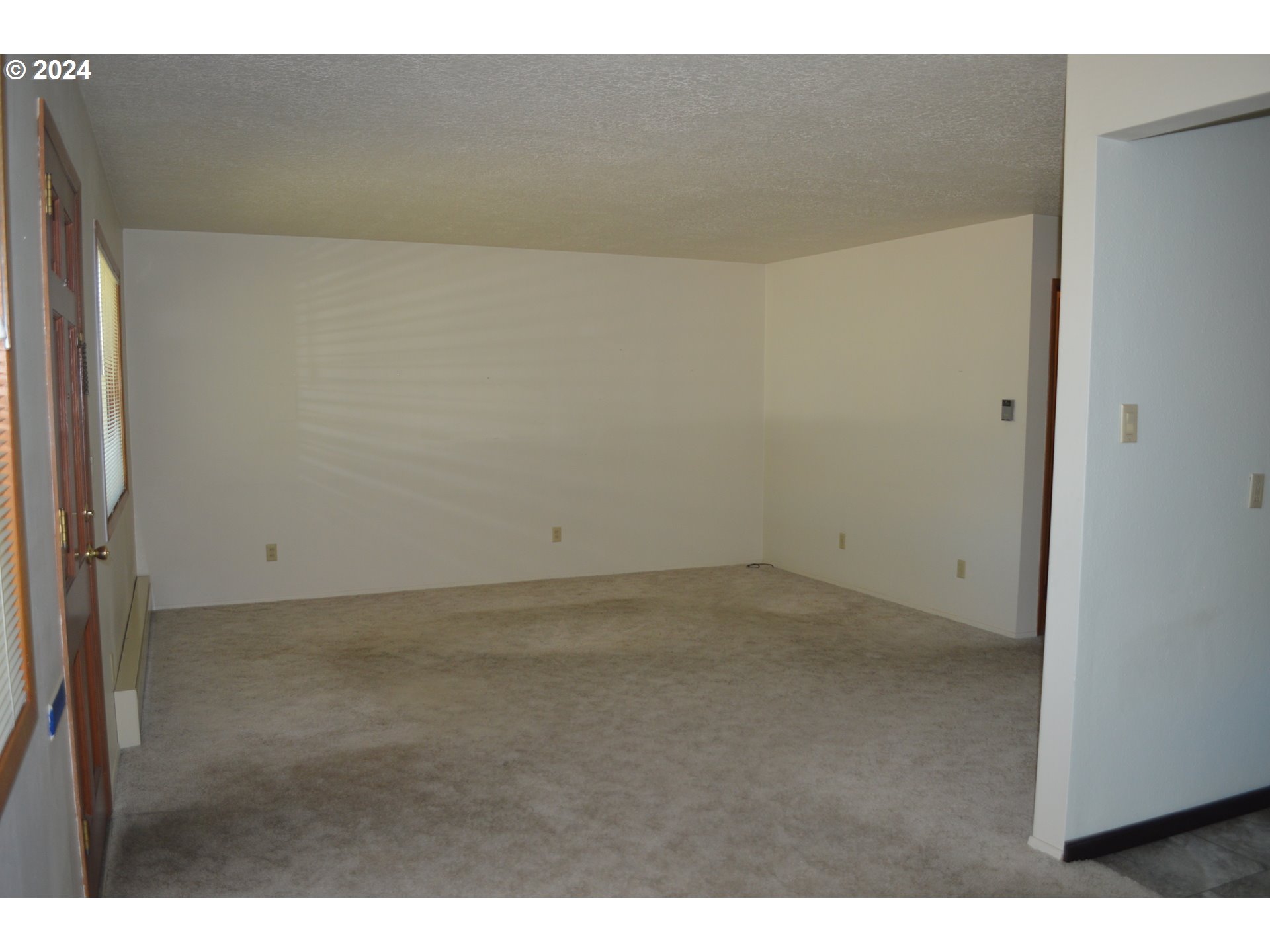 1440 Thompson Road Woodburn, OR 97071 - Photo 4 of 26 Living Room