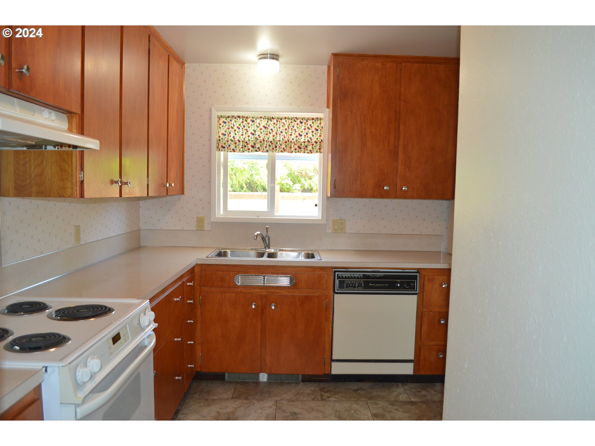 1440 Thompson Road Woodburn, OR 97071 - Photo 7 of 26 Kitchen