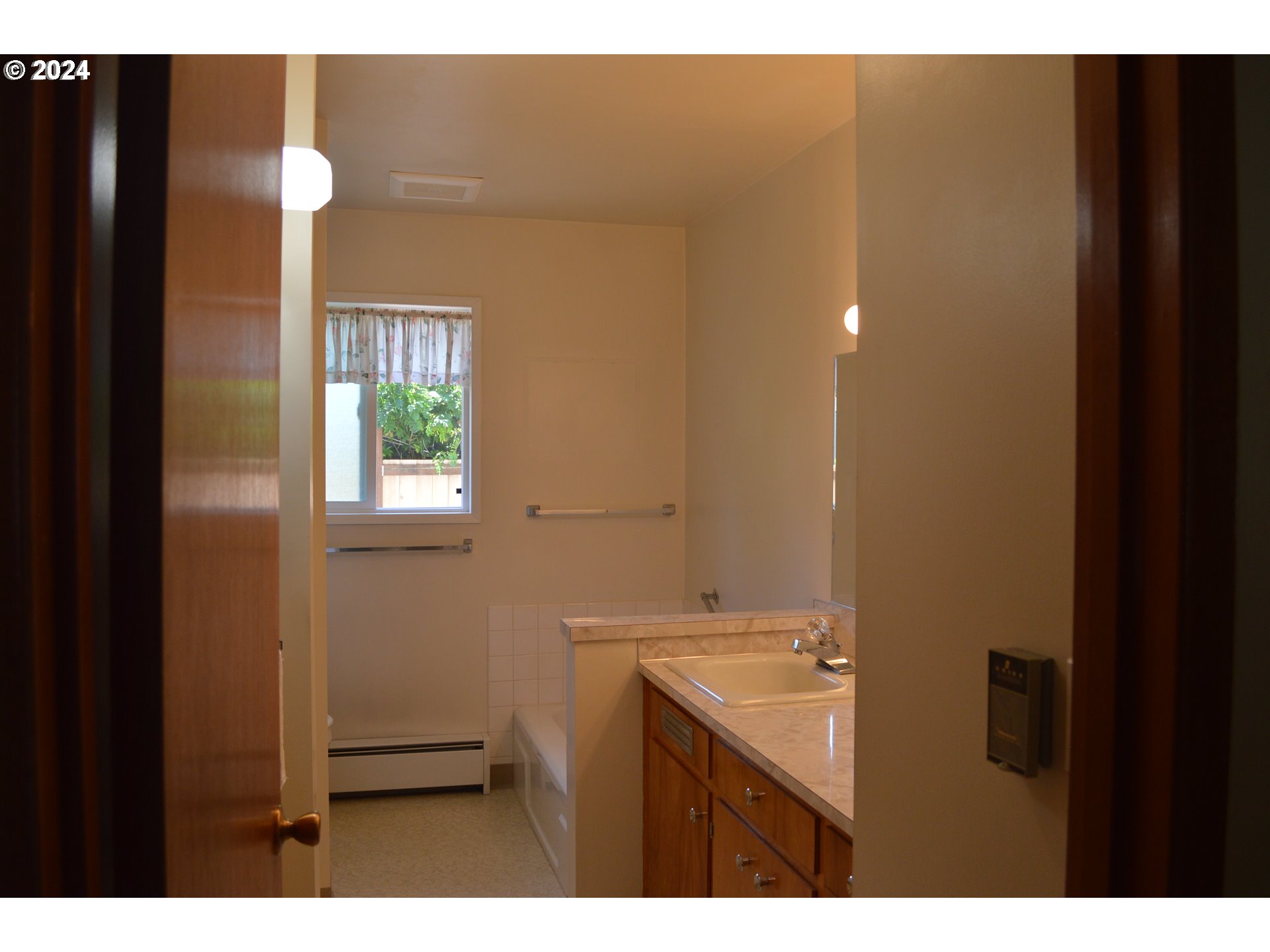 1440 Thompson Road Woodburn, OR 97071 - Photo 8 of 26 Bathroom