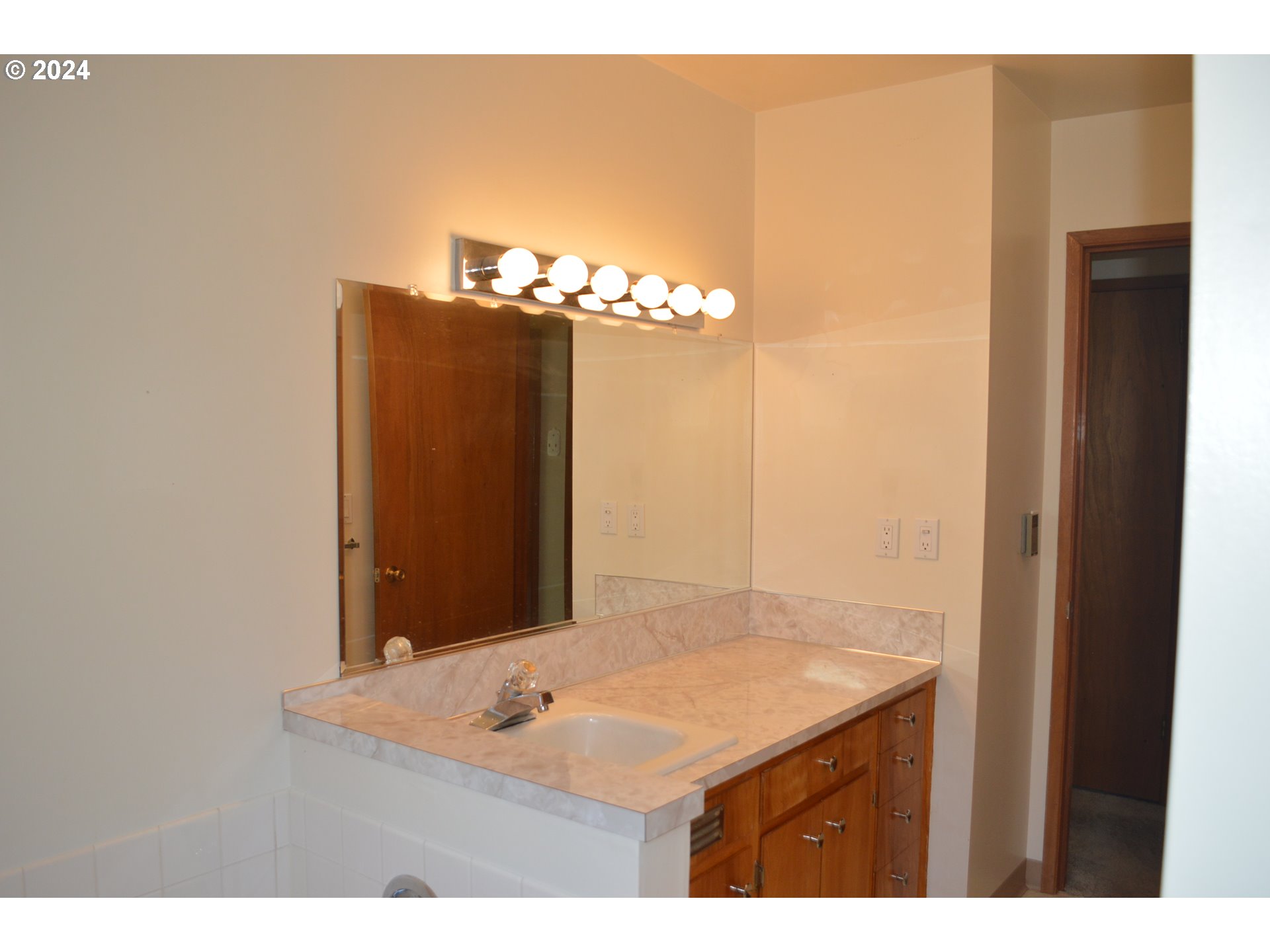 1440 Thompson Road Woodburn, OR 97071 - Photo 9 of 26 Bathroom