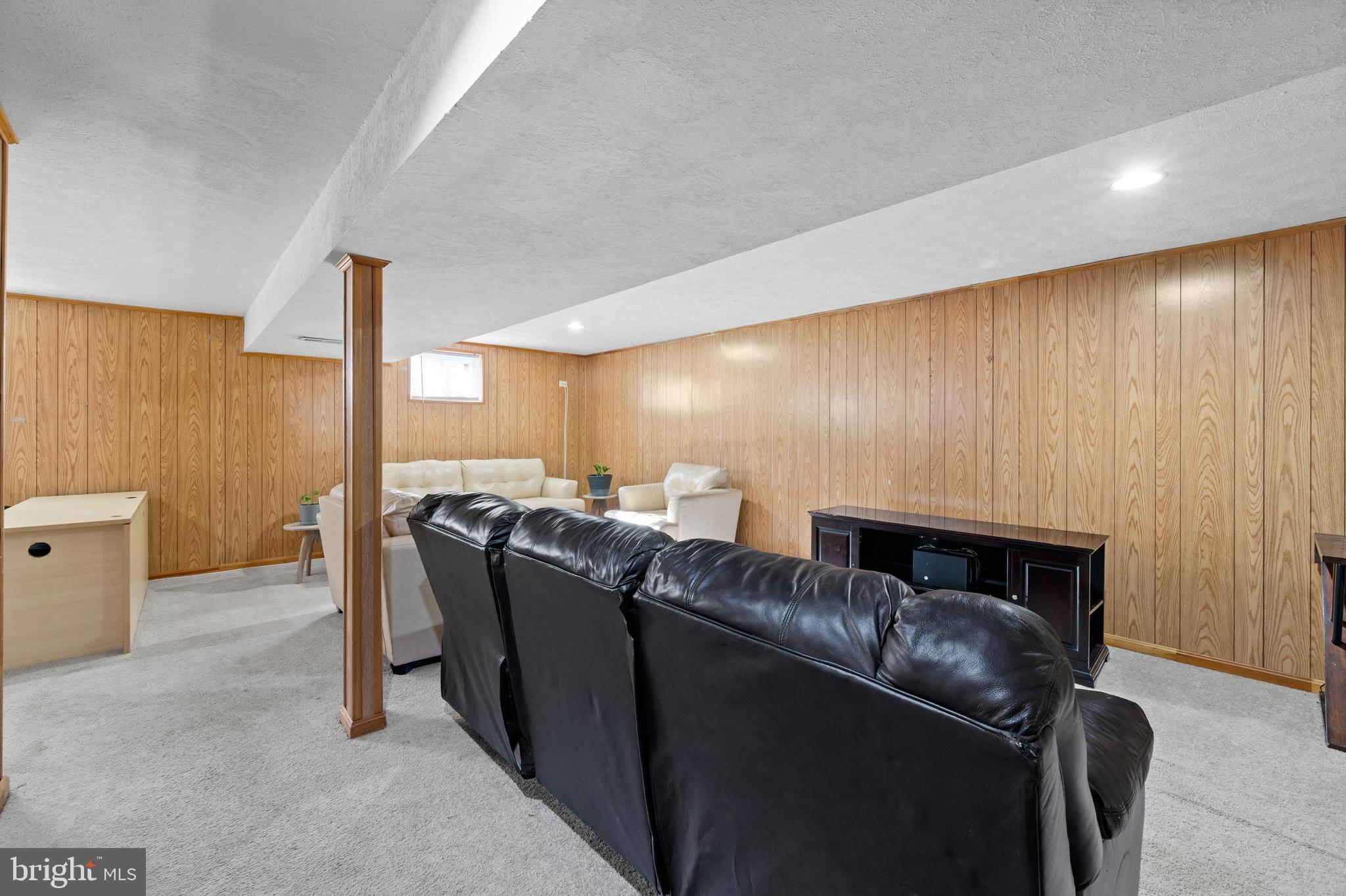 8900 Townsend Lane Clinton, MD 20735 - Photo 20 of 30 a living room with furniture