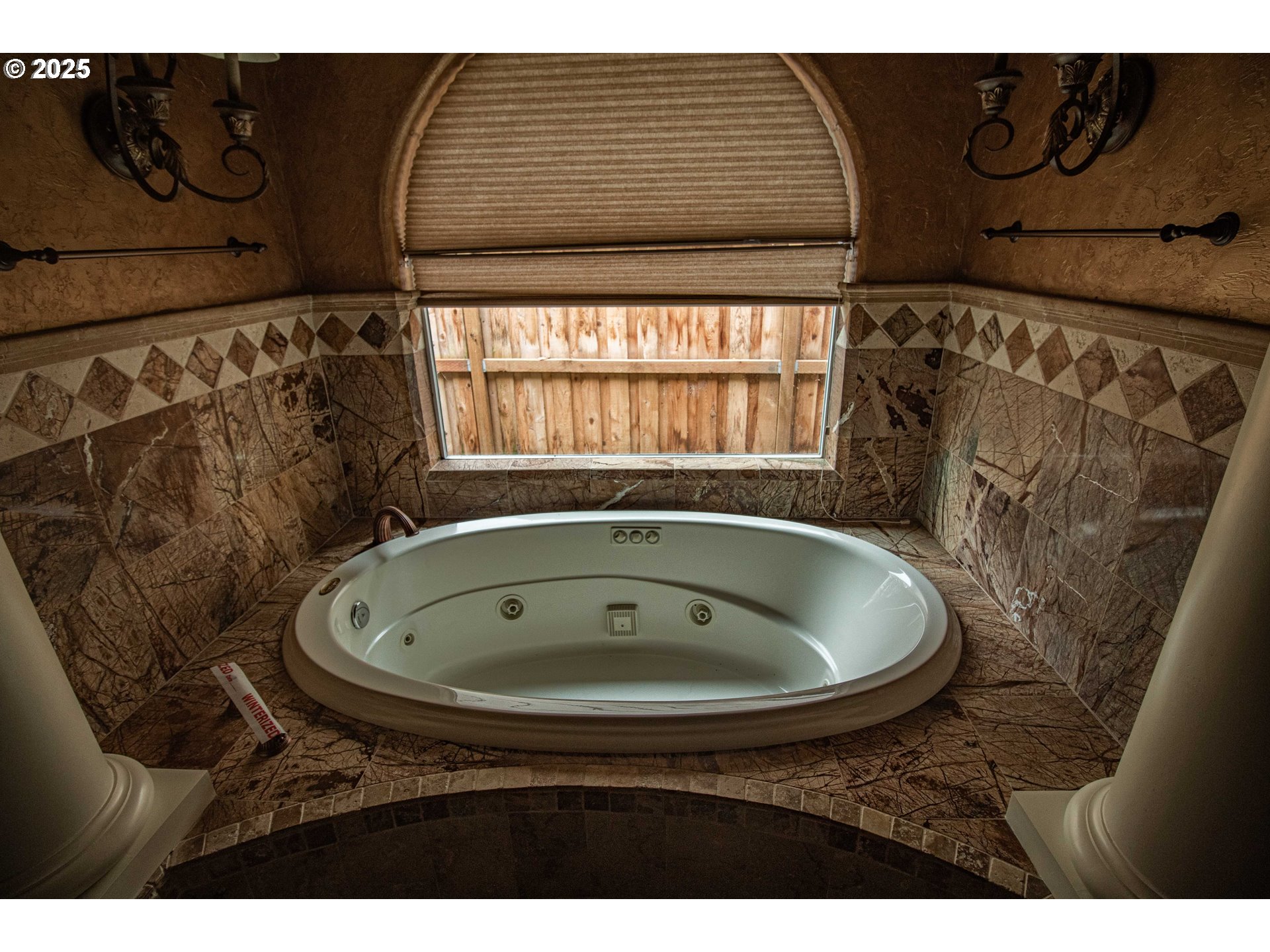 3760 Meadow View Drive Eugene, OR 97408 - Photo 33 of 46 a view of bathroom with bathtub and shower