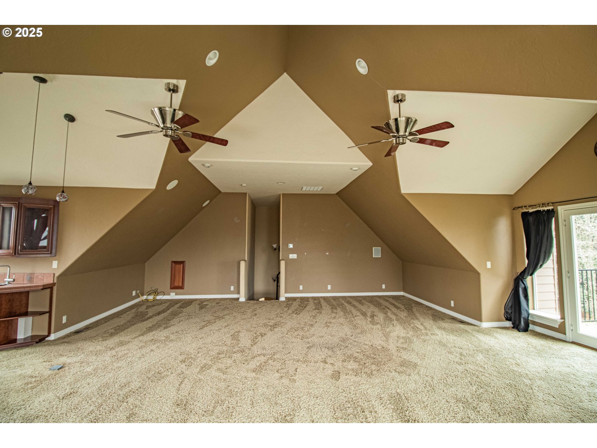 3760 Meadow View Drive Eugene, OR 97408 - Photo 35 of 46 a view of an entryway