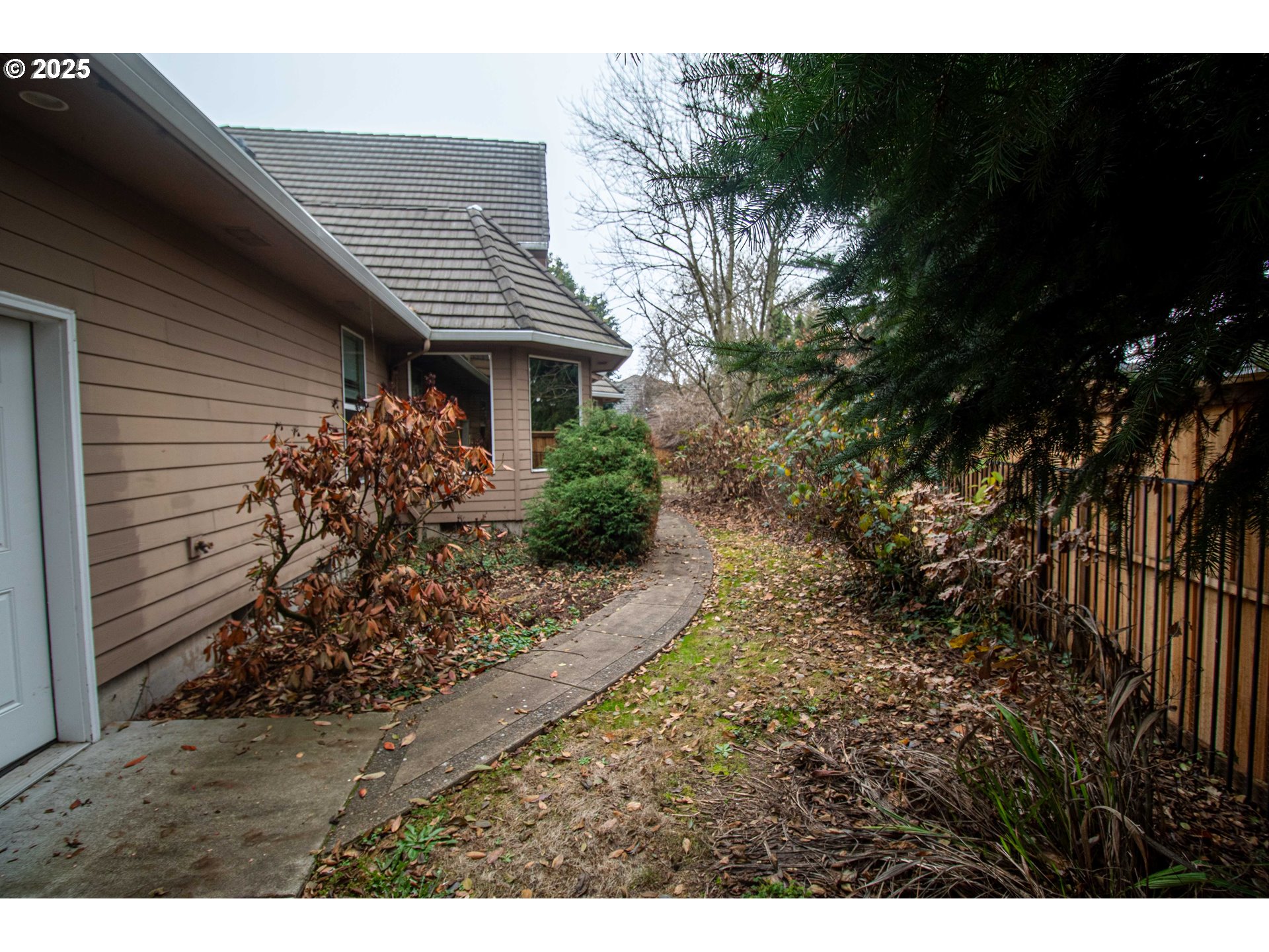 3760 Meadow View Drive Eugene, OR 97408 - Photo 41 of 46 a view of a backyard with plants