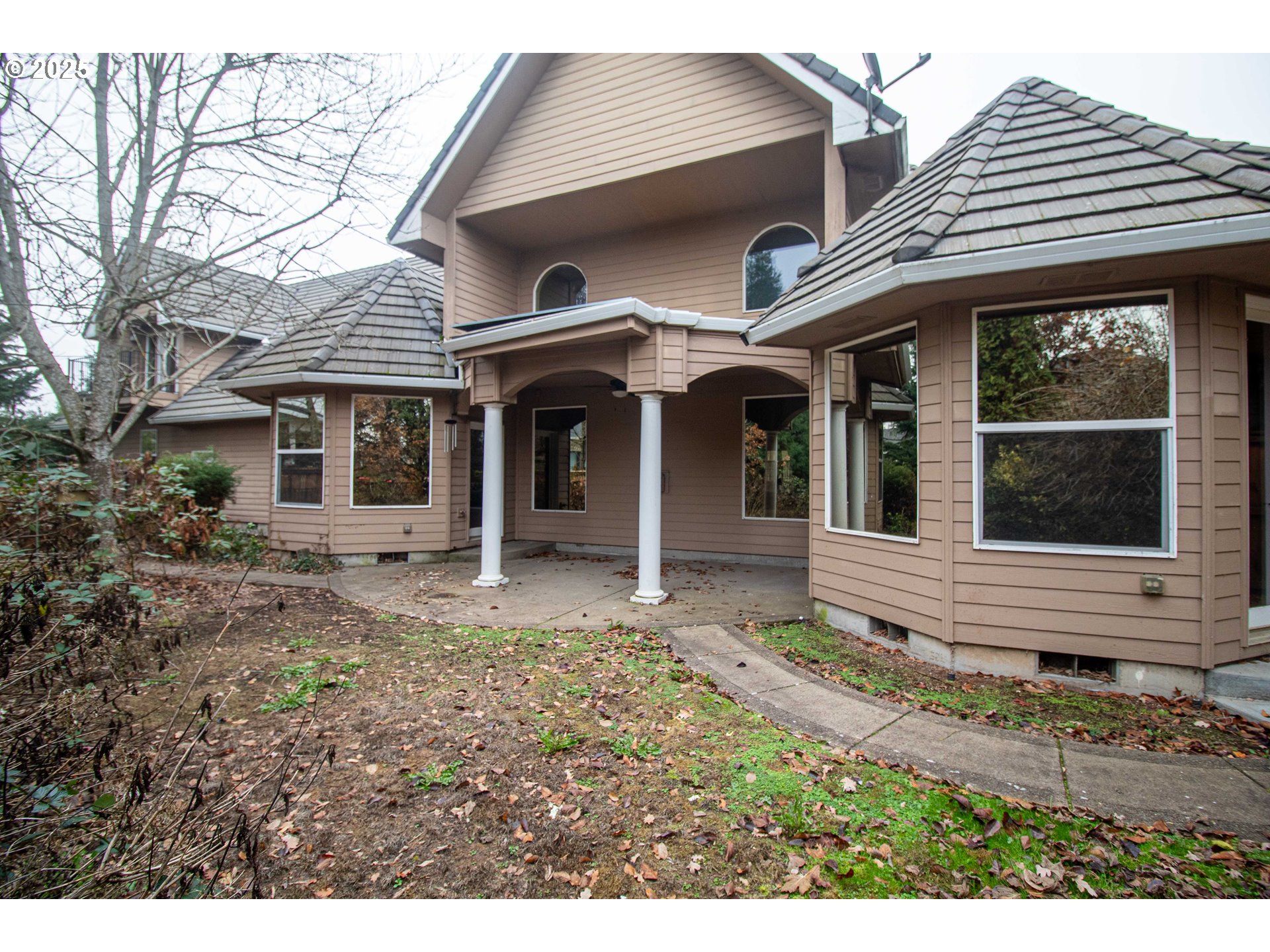 3760 Meadow View Drive Eugene, OR 97408 - Photo 44 of 46 a front view of a house with garden