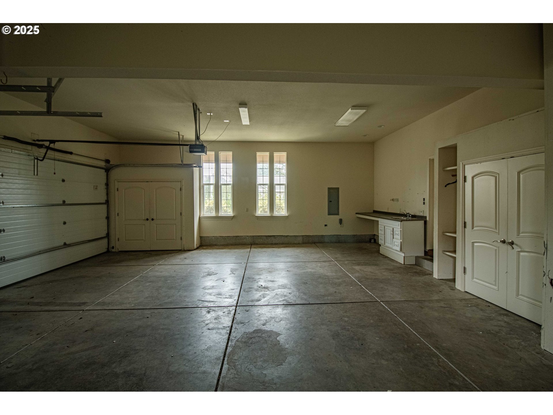 3760 Meadow View Drive Eugene, OR 97408 - Photo 46 of 46 a view of a livingroom with an empty space