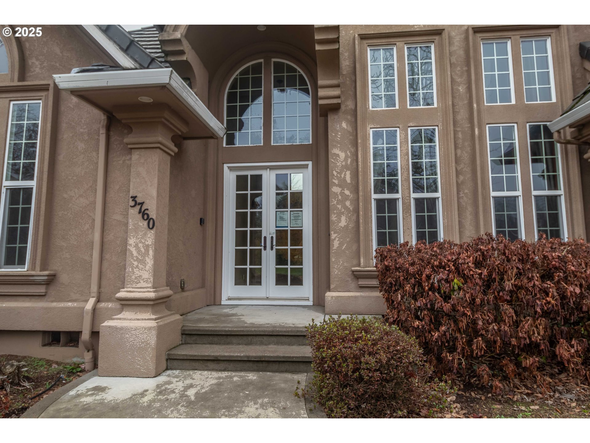 3760 Meadow View Drive Eugene, OR 97408 - Photo 7 of 46 a front view of a house with a garden