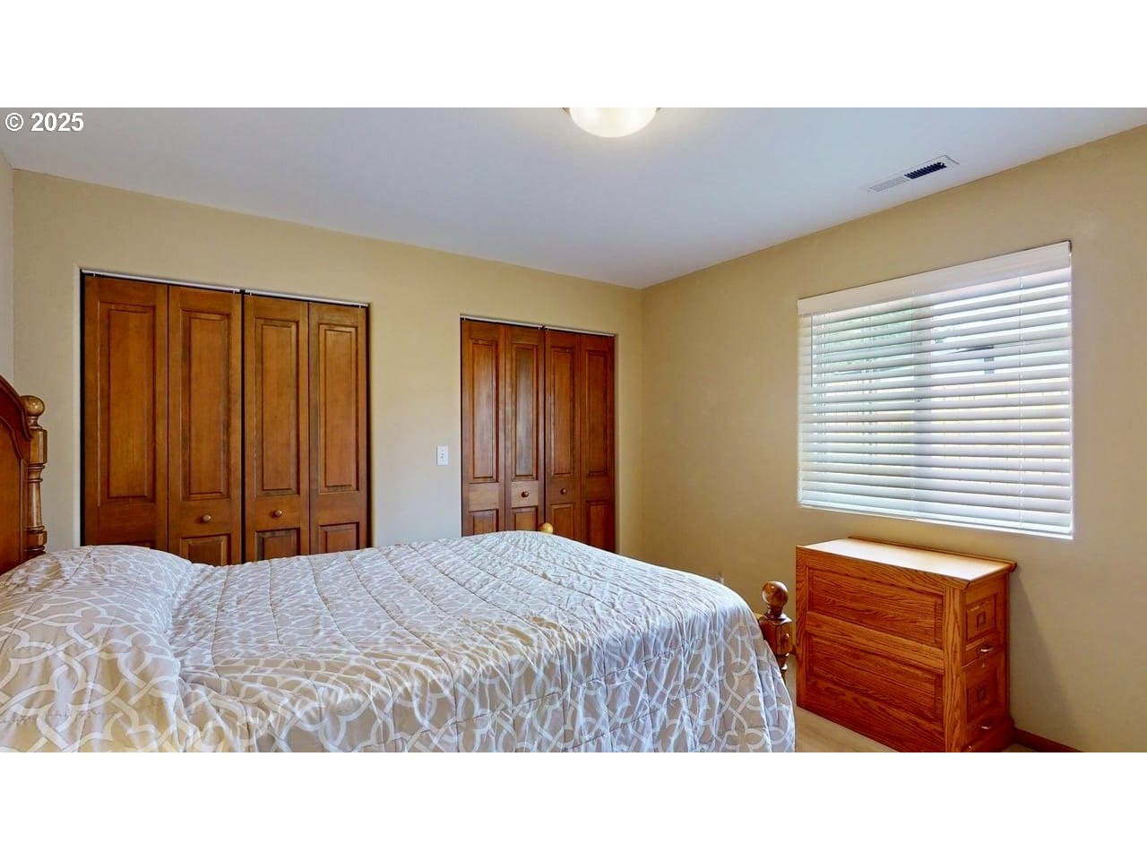 869 North Collier Street Coquille, OR 97423 - Photo 23 of 41 a bedroom with a bed and a dresser
