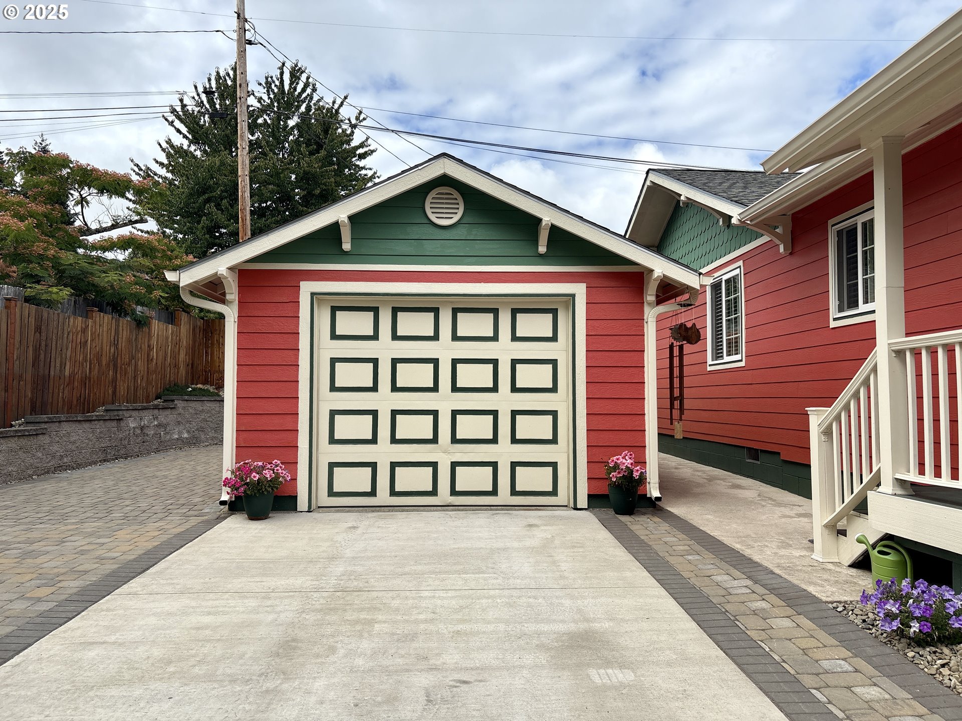869 North Collier Street Coquille, OR 97423 - Photo 31 of 41 a front view of a house with a yard