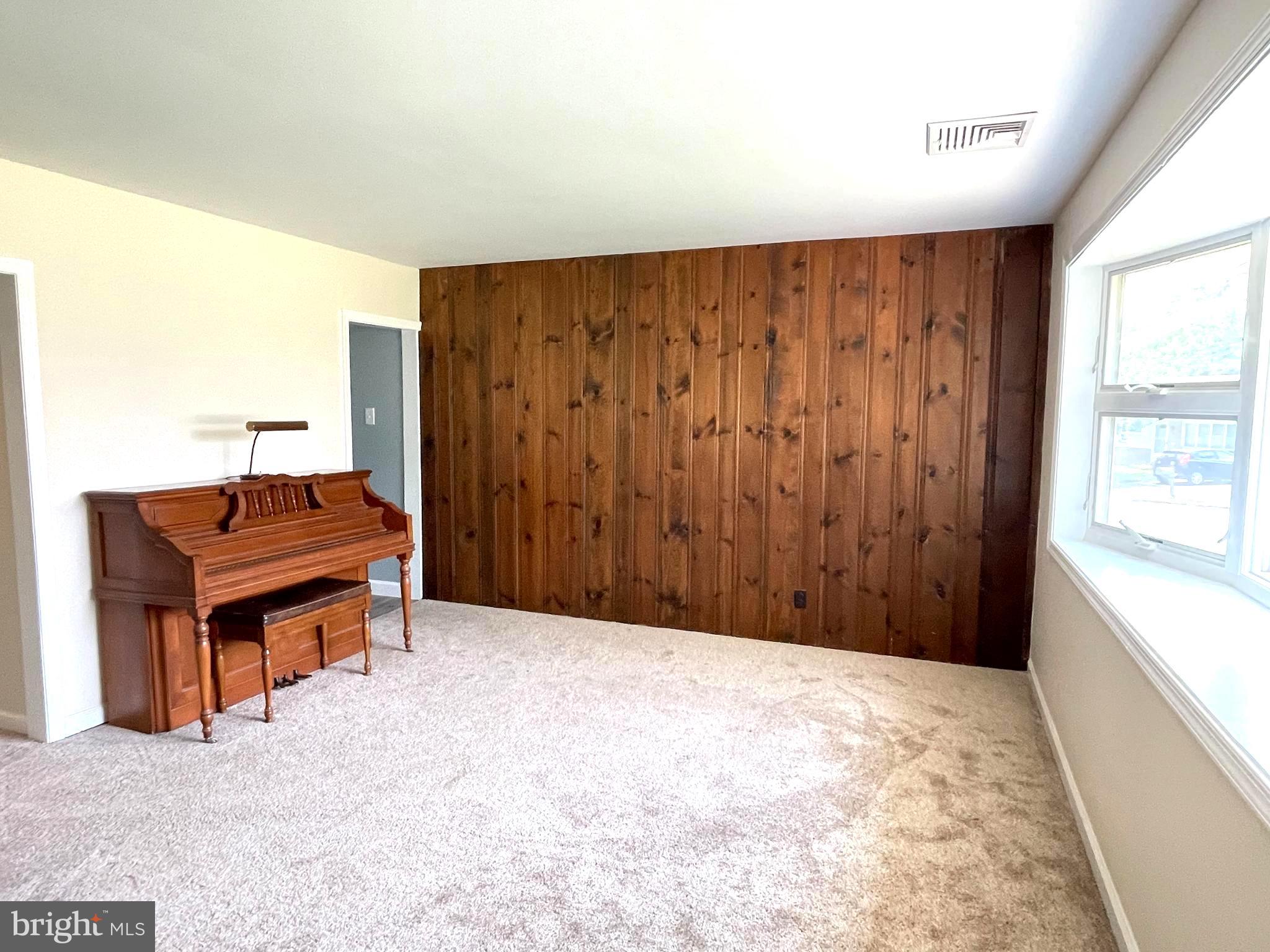 422 Houston Road Ambler, PA 19002 - Photo 11 of 35 Living Room