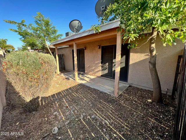 a view of a house with backyard