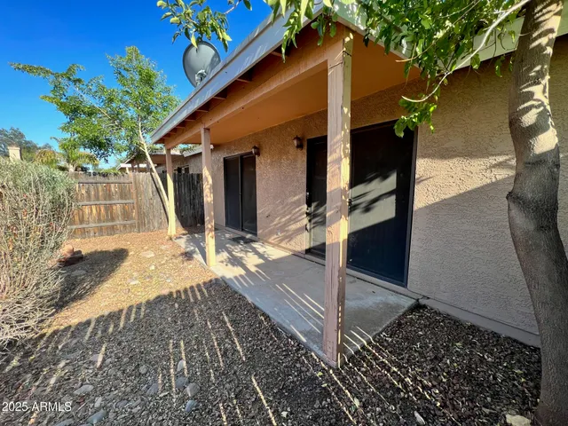 a view of a house with backyard