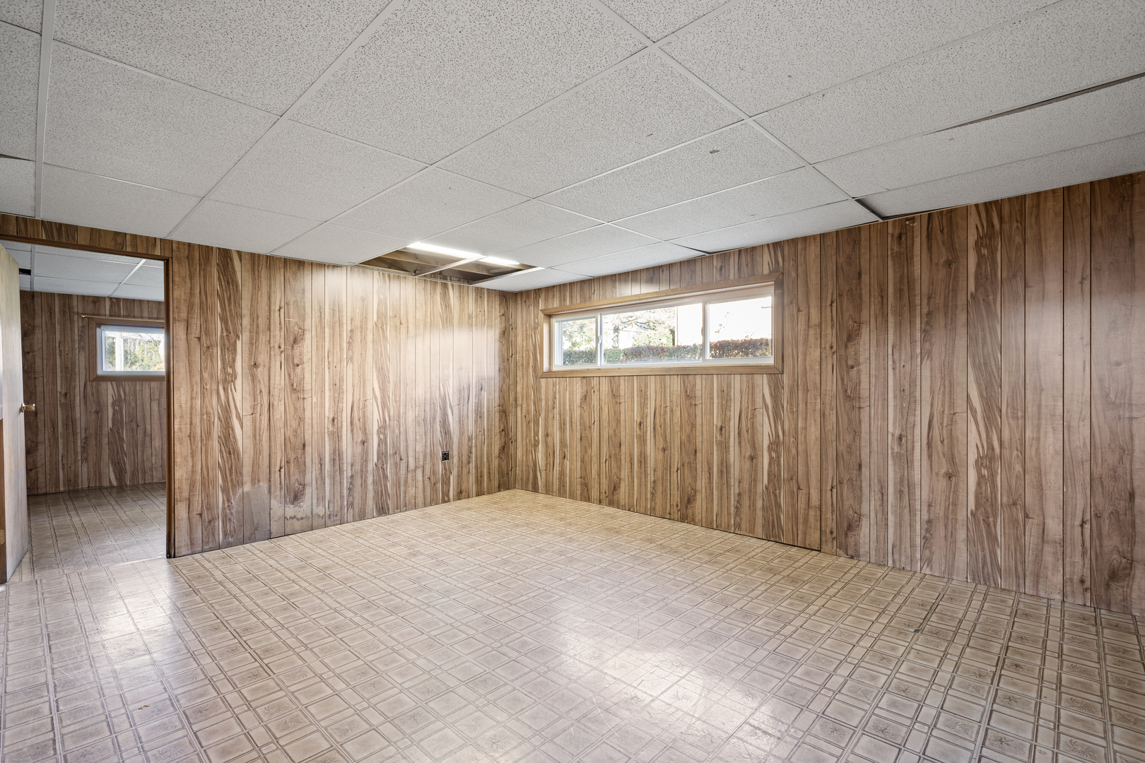 481 North Willow Road Elmhurst, IL 60126 - Photo 14 of 21 a view of a livingroom with an empty space and a window