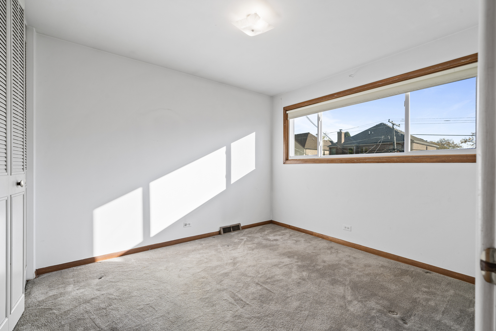 481 North Willow Road Elmhurst, IL 60126 - Photo 10 of 21 an empty room with a window