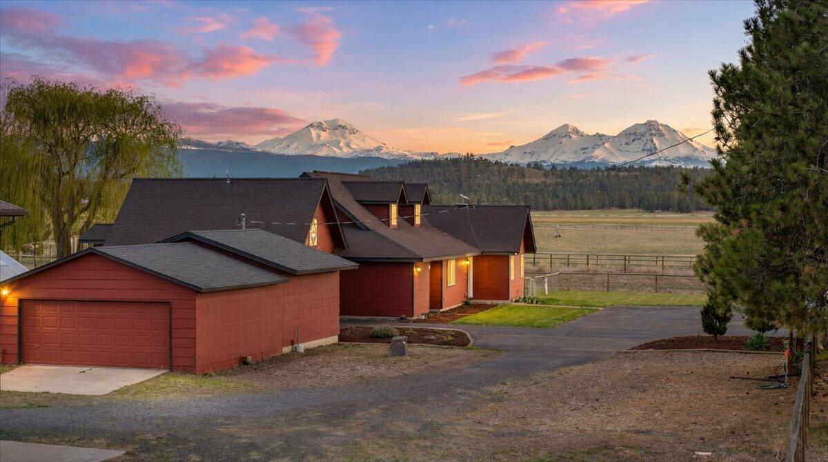 66215 Barr Road Bend, OR 97703 - Photo 2 of 63 Full Cascade Views