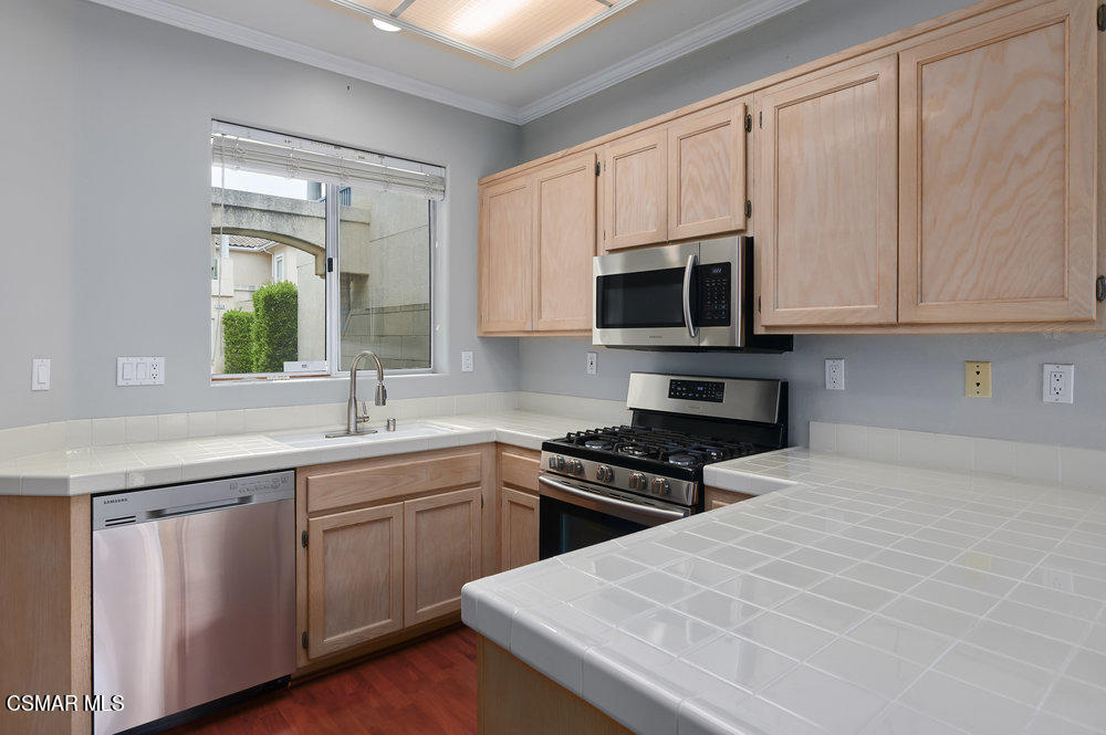 010_11523_treeview_court_010